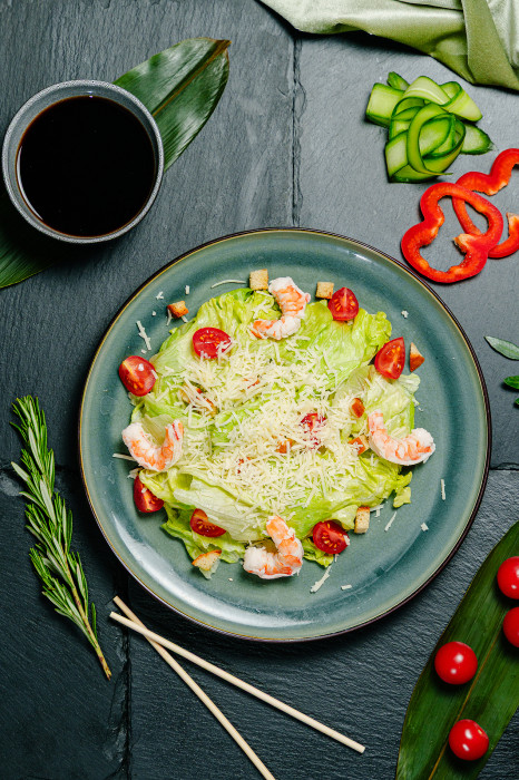 Салат Цезарь с креветками
