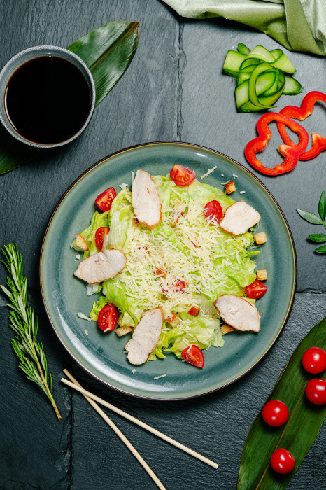 Салат Цезарь с курицей